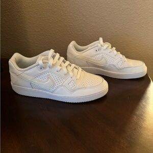 Nike womens. Size 8. Like new. Clean.